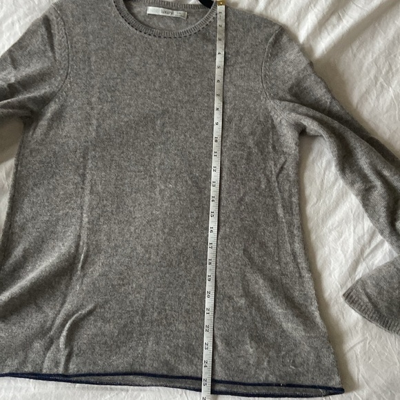 EUC Subtle Luxury Cashmere Crew with Navy Details, S/M - Picture 4 of 6